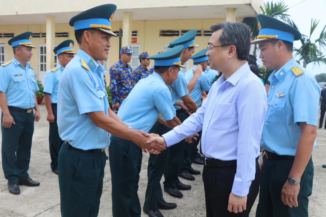 Lãnh đạo TP.HCM thăm Côn Đảo: Nghĩa tình từ đất liền đến vùng đặc khu biển đảo - Ảnh 2.