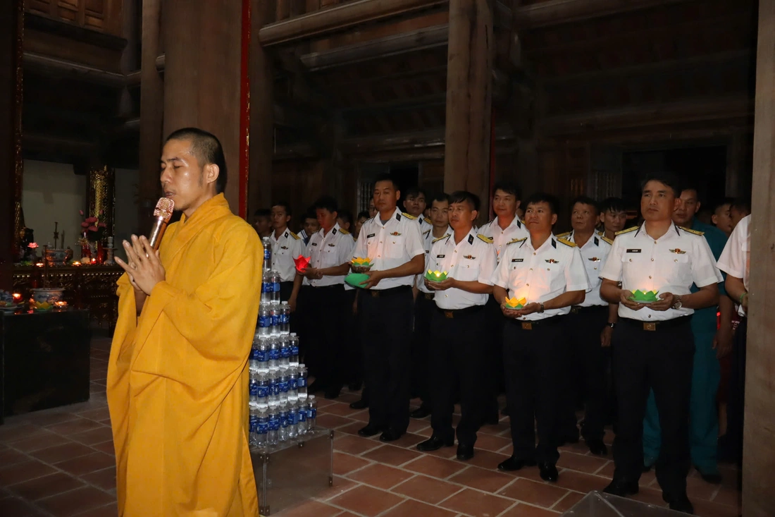Thả hàng trăm hoa đăng xuống biển tưởng nhớ anh hùng liệt sĩ Trường Sa - Ảnh 3.