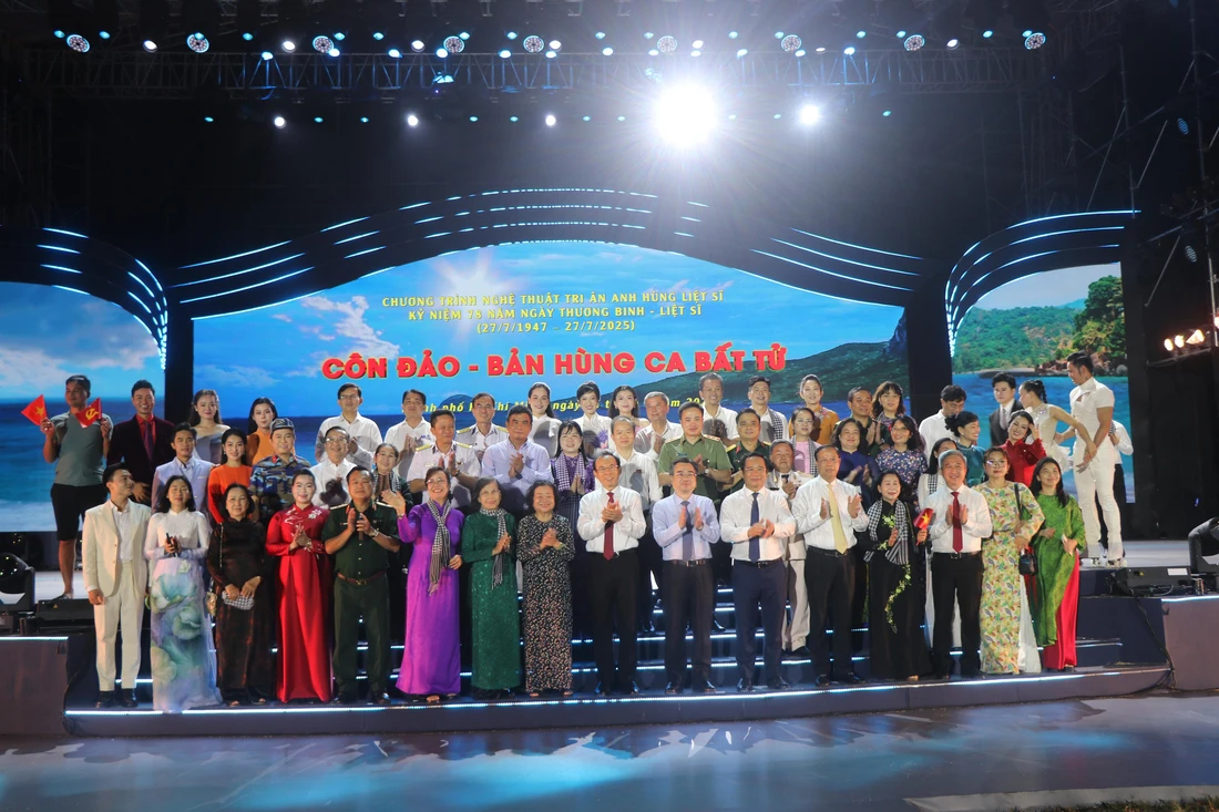 ‘Côn Đảo - Bản hùng ca bất tử’ thu hút đông đảo người dân trong đêm nghệ thuật tri ân - Ảnh 3.