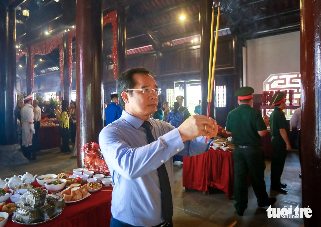 Lãnh đạo TP.HCM dâng hương tưởng niệm các anh hùng liệt sĩ tại Côn Đảo - Ảnh 2.