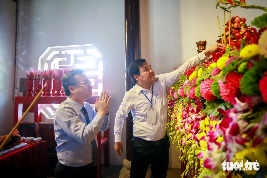 Lãnh đạo TP.HCM dâng hương tưởng niệm các anh hùng liệt sĩ tại Côn Đảo - Ảnh 3.
