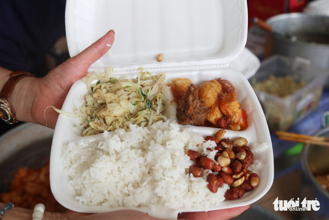 Mở bếp ăn 'tiếp sức' đoàn cứu trợ bà con vùng lũ Nghệ An - Ảnh 6.