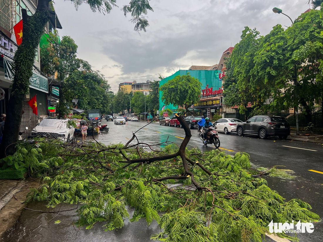 Rác nổi trắng sông Tô Lịch sau trận mưa lớn, trôi từ thượng nguồn về phía hạ nguồn - Ảnh 7.