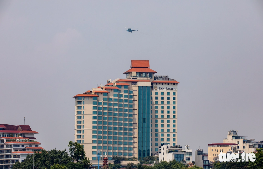 Ngắm tiêm kích Su30-MK2, trực thăng Mi bay qua quảng trường Ba Đình, Hà Nội - Ảnh 4.
