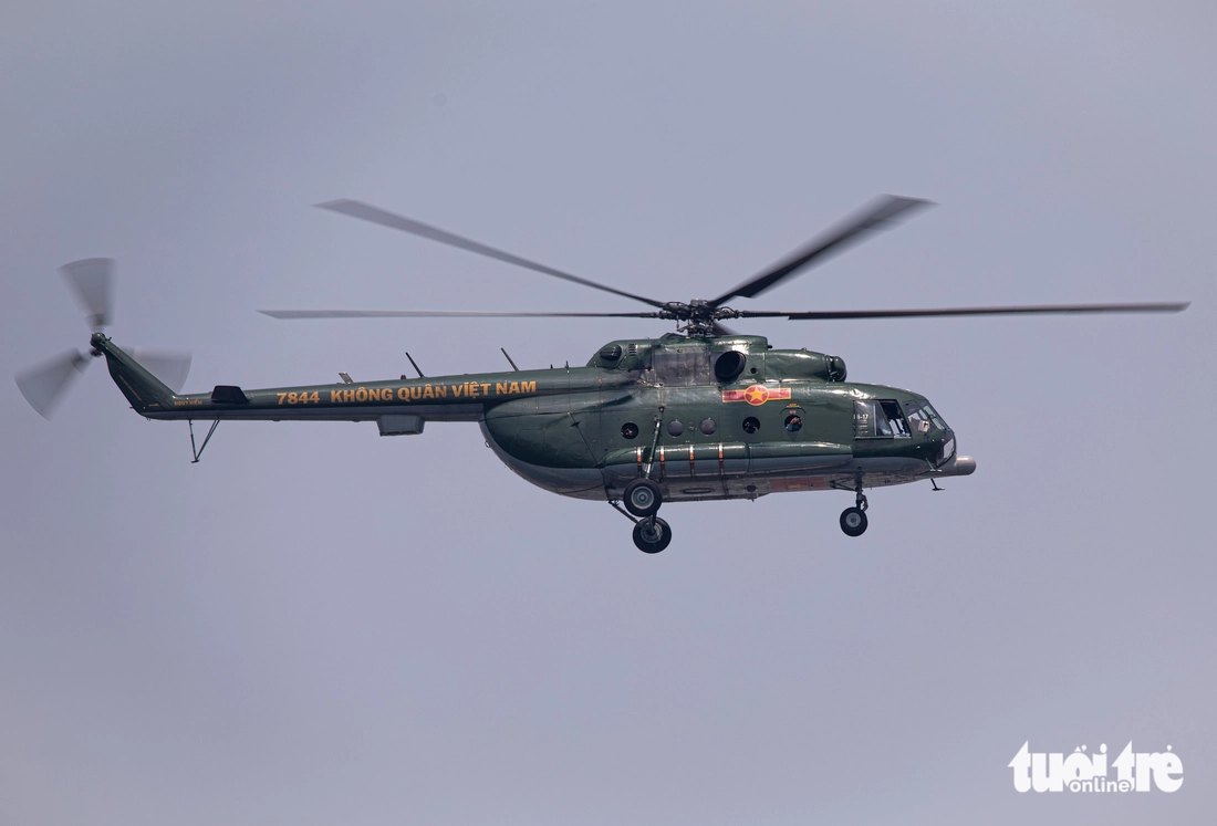 Ngắm tiêm kích Su30-MK2, trực thăng Mi bay qua quảng trường Ba Đình, Hà Nội - Ảnh 7.