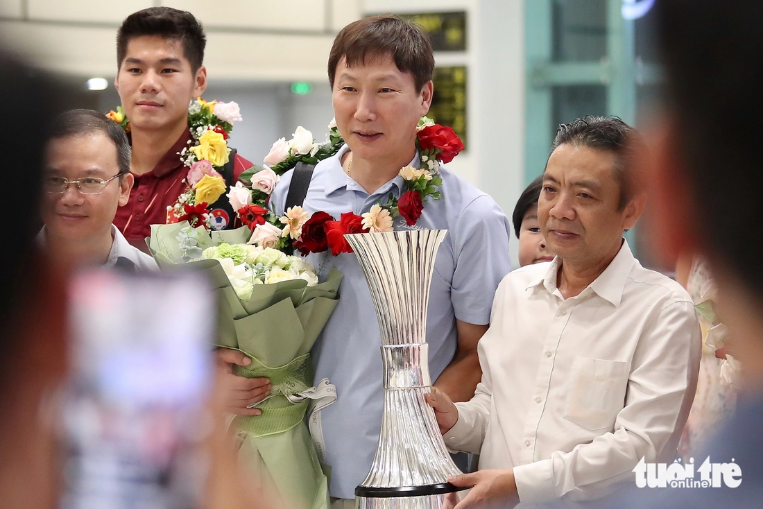 Thầy trò Kim Sang Sik được chào đón lần 2 ở Hà Nội - Ảnh 1.