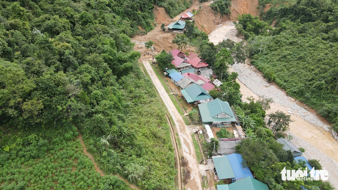 Gian nan đường vào xã Nhôn Mai, nơi vẫn bị cô lập hoàn toàn sau lũ một tuần - Ảnh 14.