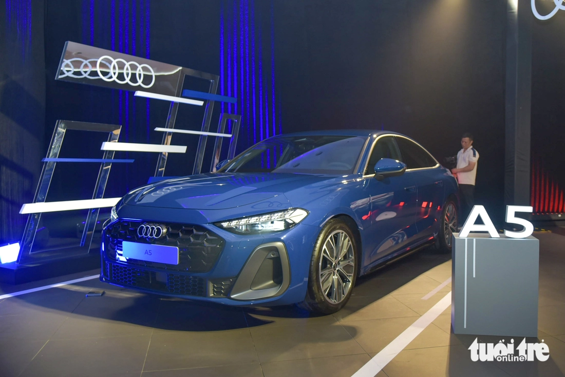 Audi A5 2025 ra mắt Việt Nam: Giá 2,2 tỷ, 3 màn hình trên táp lô, đấu C-Class và 3-Series- Ảnh 2. Audi A5 - Ảnh 1.