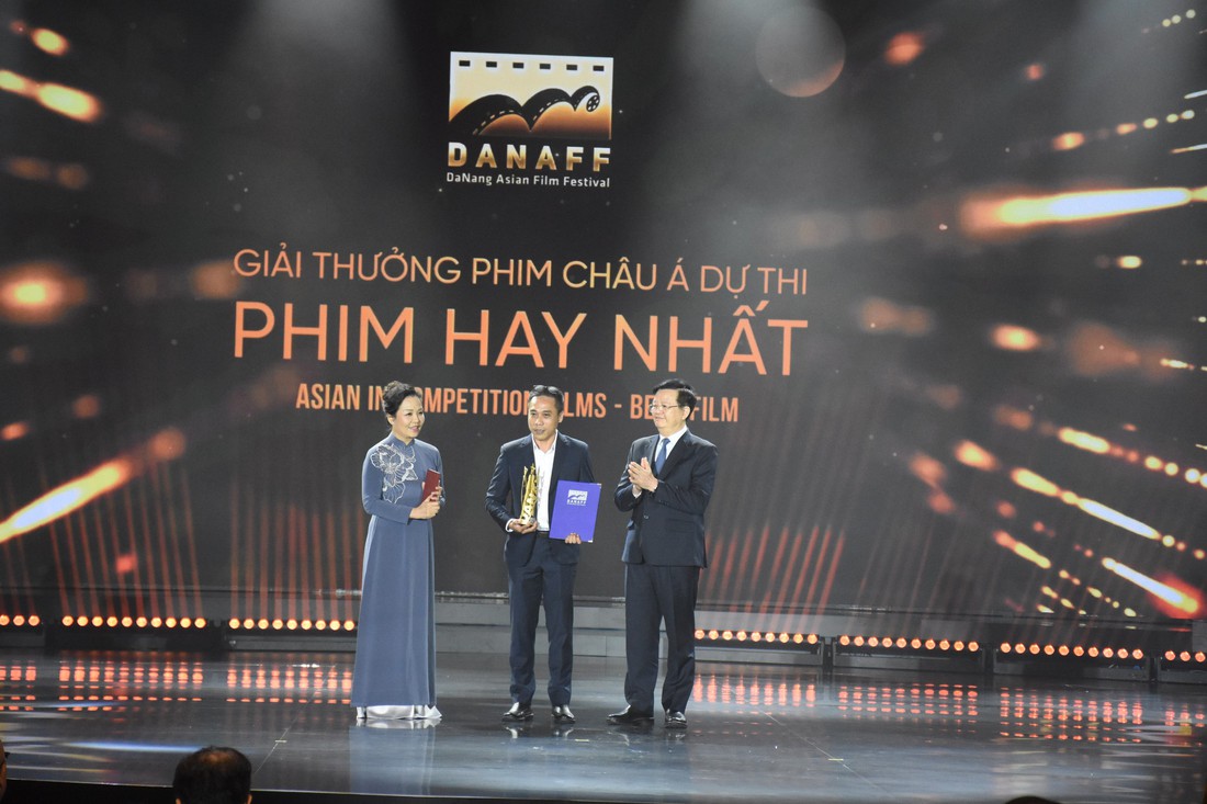 Chị dâu thắng lớn, Giao dịch miền biên giới khiến chủ tịch giám khảo DANAFF rơi lệ Chị dâu thắng lớn, Giao dịch miền biên giới khiến chủ tịch giám khảo DANAFF rơi lệ