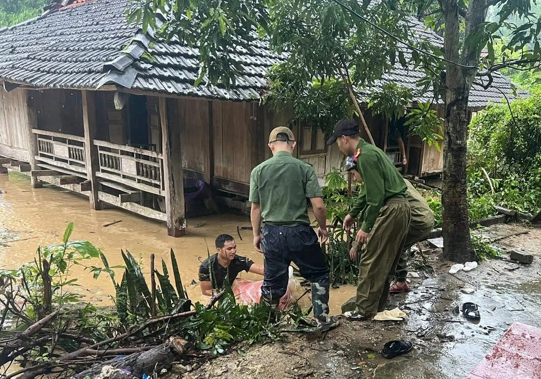Hình ảnh bản làng ở Điện Biên ngập tới nóc, tan hoang sau trận lũ làm 12 người chết và mất tích - Ảnh 6.