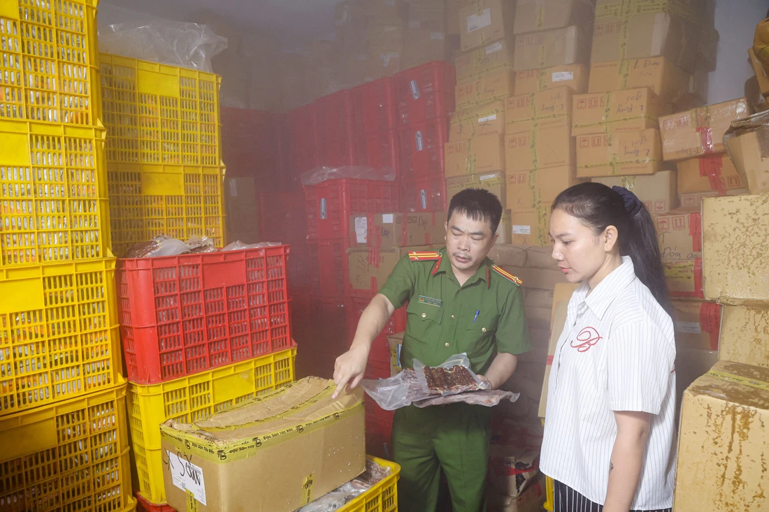 Hình ảnh bên trong xưởng sản xuất thịt trâu gác bếp giả doanh thu hơn 100 tỉ - Ảnh 2.