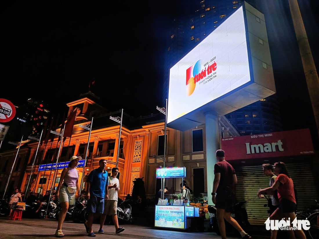 Logo kỷ niệm 50 năm thành lập báo Tuổi Trẻ tại quảng trường ở trung tâm Nha Trang - Ảnh 2.