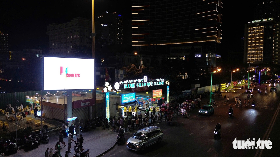 Logo kỷ niệm 50 năm thành lập báo Tuổi Trẻ tại quảng trường ở trung tâm Nha Trang - Ảnh 3.
