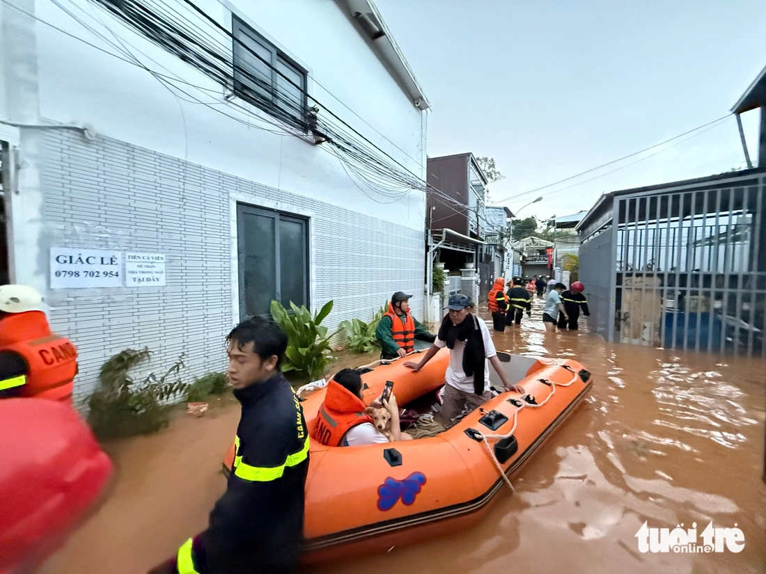Đà Lạt ngập sâu sau mưa lớn, hàng trăm người phải sơ tán - Ảnh 1.