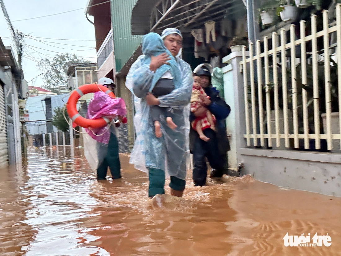 Đà Lạt ngập sâu sau mưa lớn, hàng trăm người phải sơ tán - Ảnh 4.