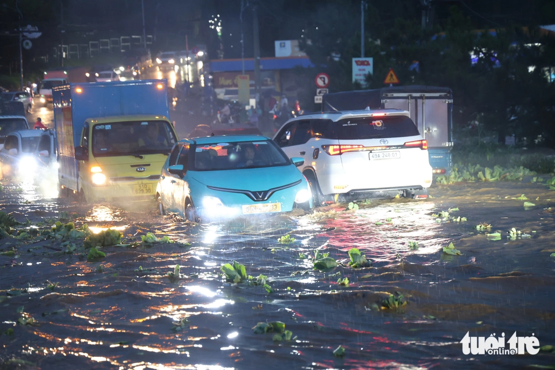 Đà Lạt ngập sâu sau mưa lớn, hàng trăm người phải sơ tán - Ảnh 3.