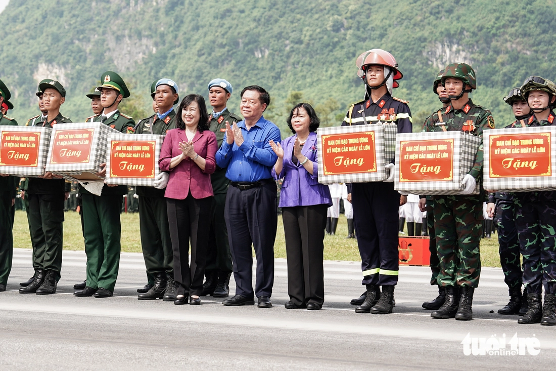 Hơn 16.000 cán bộ, chiến sĩ quân đội, công an đội nắng tổng hợp luyện diễu binh - Ảnh 3.