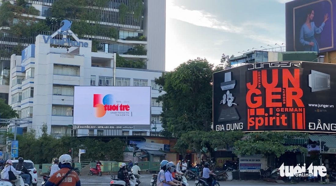 Logo kỷ niệm 50 năm thành lập báo Tuổi Trẻ xuất hiện ở các tỉnh thành miền Trung - Tây Nguyên - Ảnh 2.
