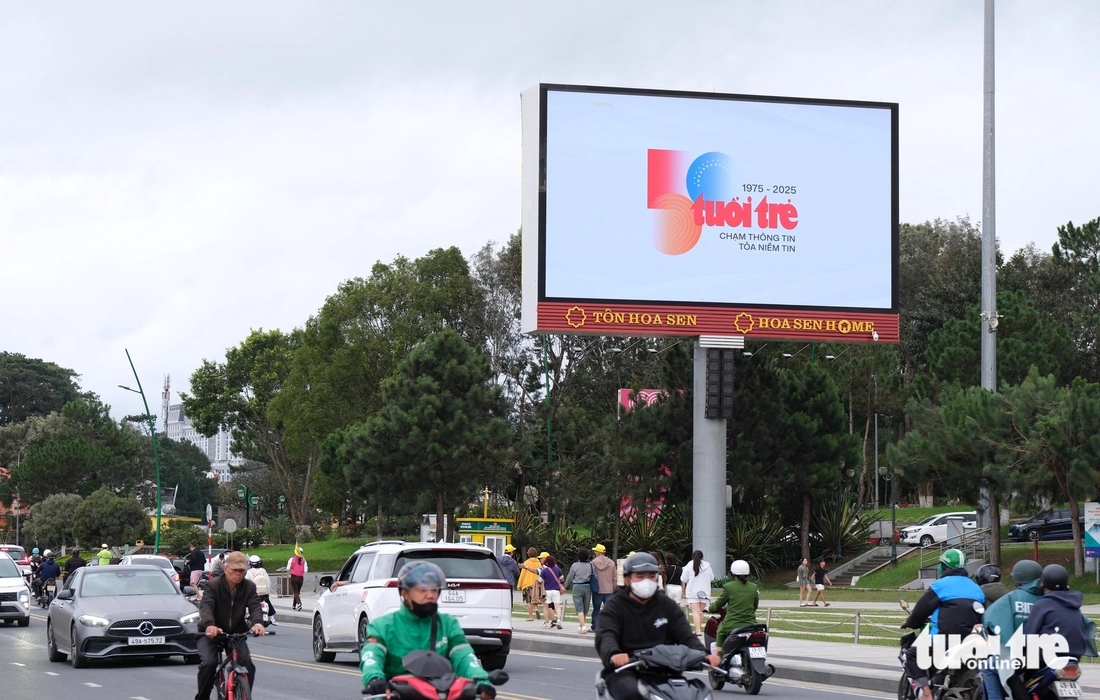 Logo kỷ niệm 50 năm thành lập báo Tuổi Trẻ ở danh thắng hồ Xuân Hương Đà Lạt - Ảnh 3.