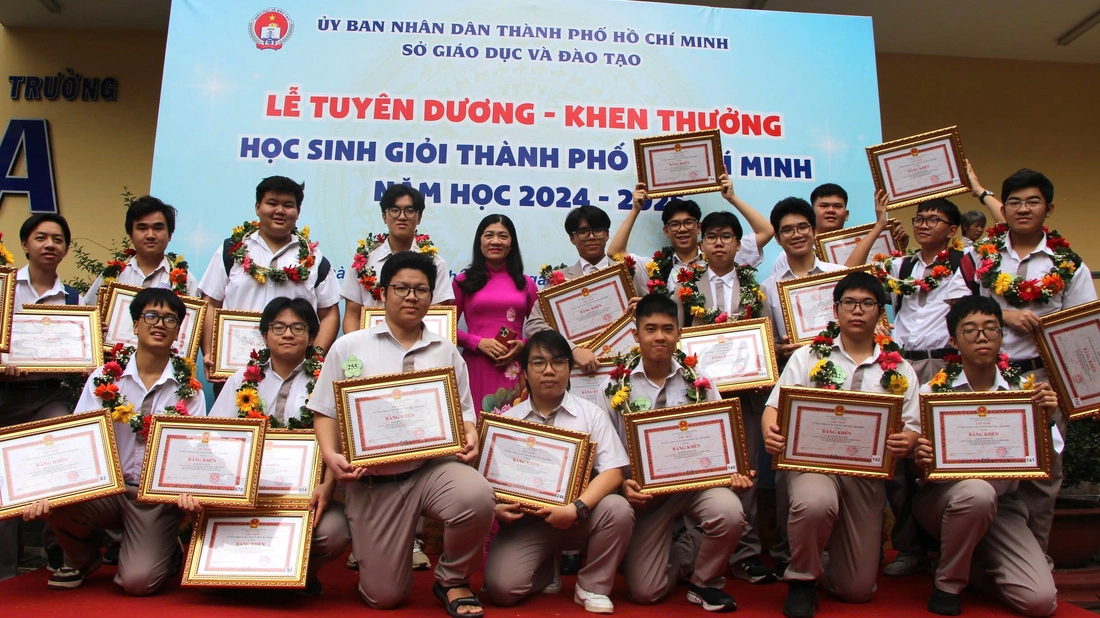 TP.HCM khen thưởng hơn 900 học sinh giỏi và giáo viên giỏi - Ảnh 2.