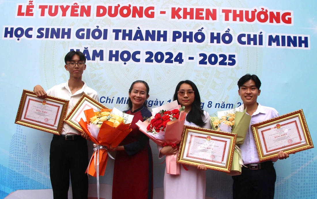 TP.HCM khen thưởng hơn 900 học sinh giỏi và giáo viên giỏi - Ảnh 4.