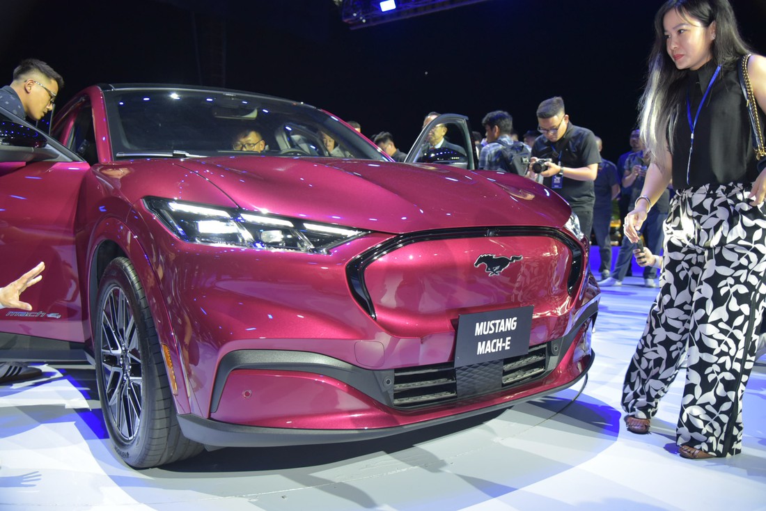Xe điện Ford Mustang Mach-E ra mắt Việt Nam: Giá 2,599 tỉ, sạc đầy chạy 550km - Ảnh 11.