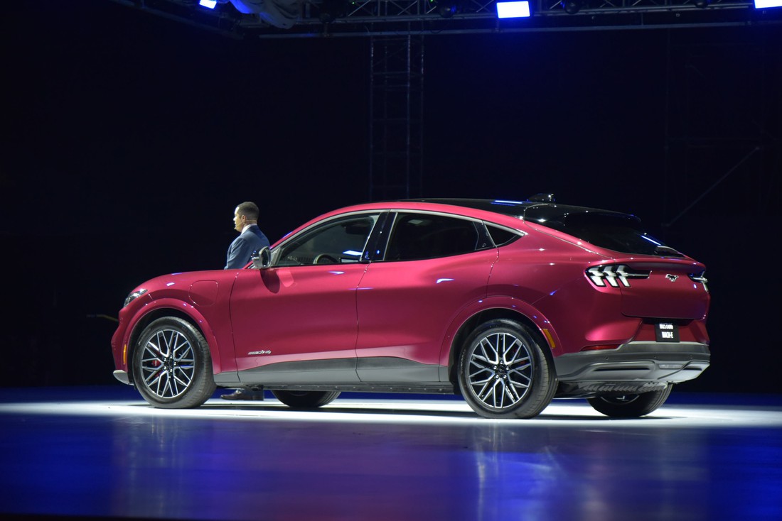 Xe điện Ford Mustang Mach-E ra mắt Việt Nam: Giá 2,599 tỉ, sạc đầy chạy 550km - Ảnh 13.