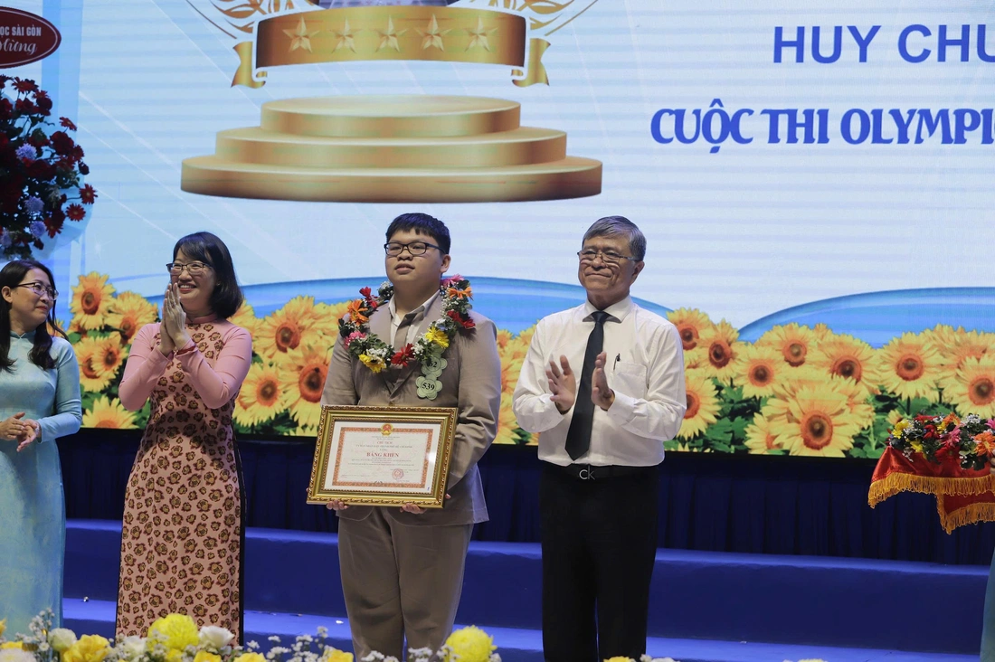 TP.HCM khen thưởng hơn 900 học sinh giỏi và giáo viên giỏi - Ảnh 1.