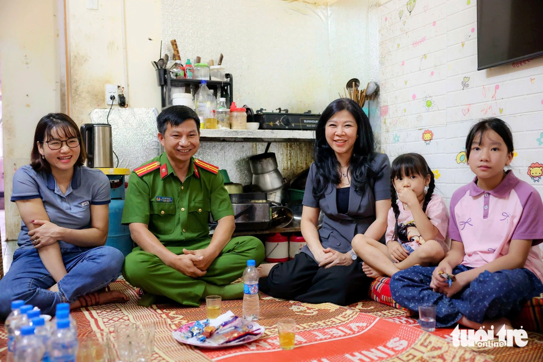 Phu nhân Ngô Phương Ly thăm gia đình liệt sĩ, thương binh: Những khoảnh khắc nghĩa tình - Ảnh 1.