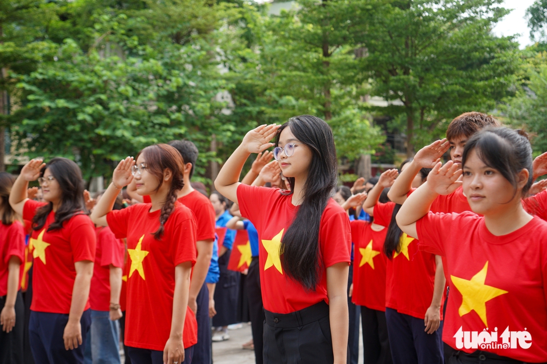 Hàng trăm nghìn thanh niên hát vang Quốc ca dưới cờ Tổ quốc - Ảnh 1.