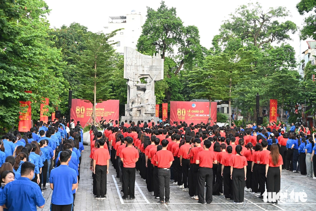 Hàng trăm nghìn thanh niên hát vang Quốc ca dưới cờ Tổ quốc - Ảnh 2.