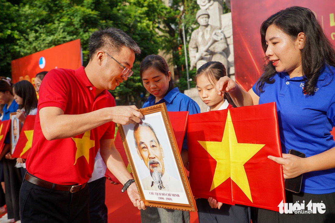 Hàng trăm nghìn thanh niên hát vang Quốc ca dưới cờ Tổ quốc - Ảnh 3.