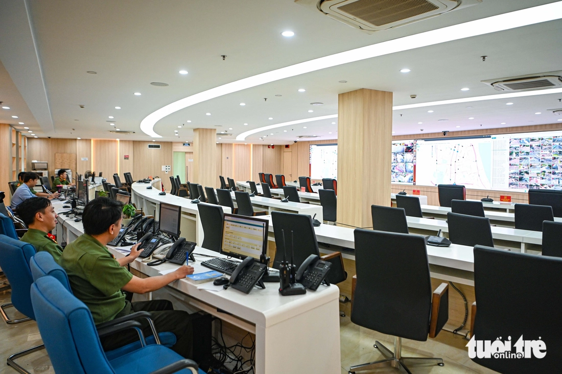 Cận cảnh Trung tâm thông tin chỉ huy Công an Hà Nội - nơi tiếp nhận gần 3.000 phản ánh mỗi ngày - Ảnh 1.
