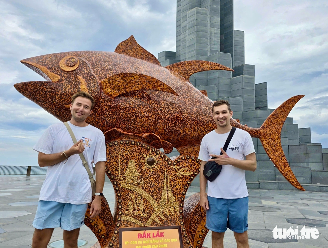 Du khách thích thú check-in cá ngừ 'khủng' bằng gáo dừa ở tháp Nghinh Phong - Ảnh 3.