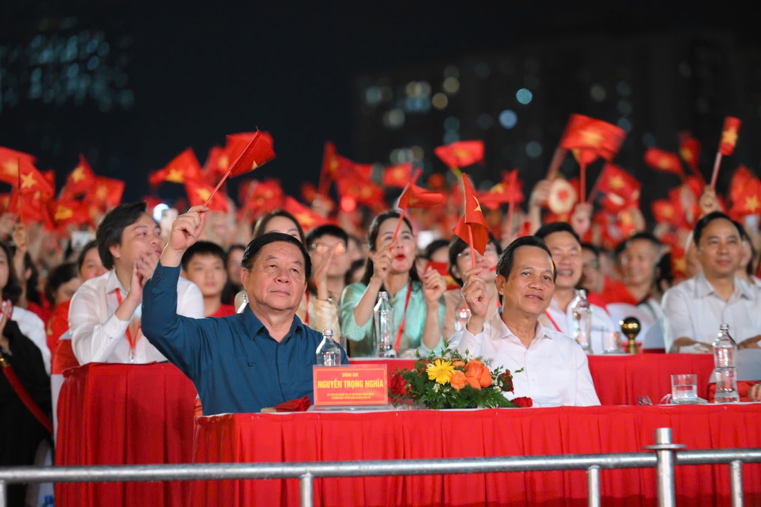 ‘Tự hào là người Việt Nam’ bùng nổ với Quốc ca, Đường tới ngày vinh quang - Ảnh 1.