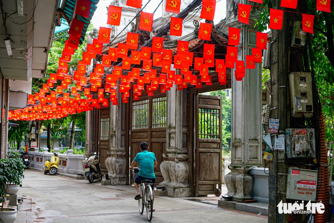Hà Nội rực đỏ phố phường - Ảnh 3.