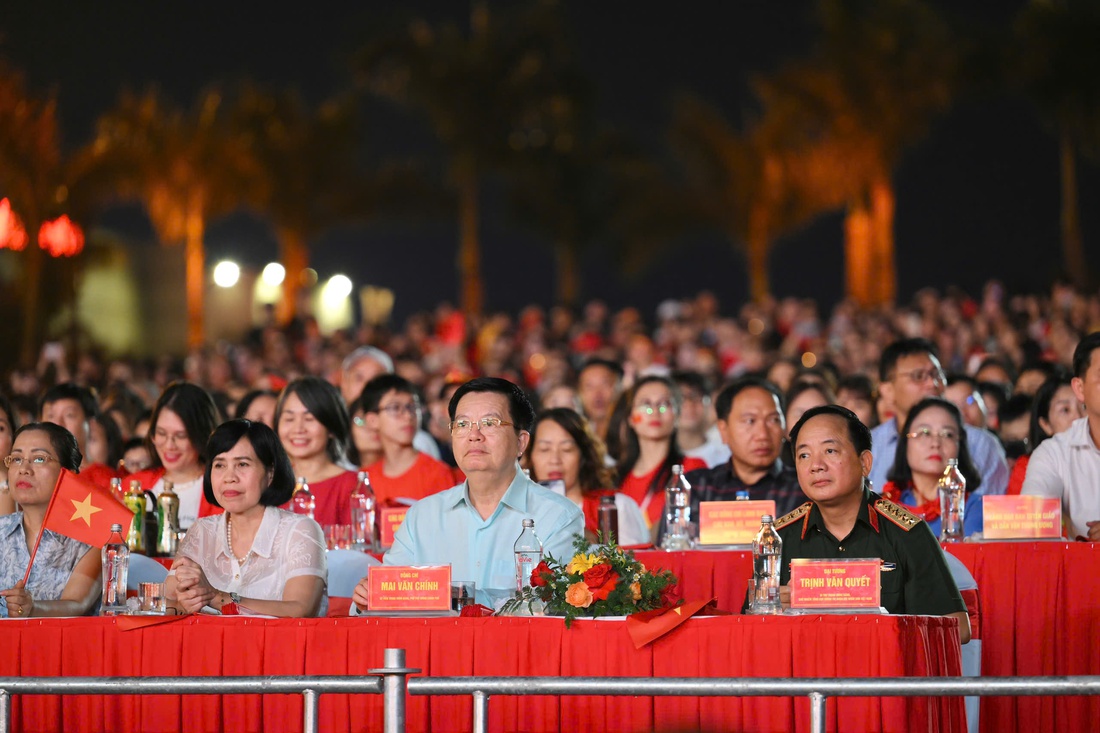 ‘Tự hào là người Việt Nam’ bùng nổ với Quốc ca, Đường tới ngày vinh quang - Ảnh 2.