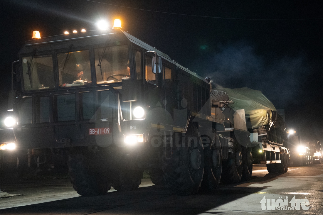 Đêm nay, dàn khí tài quân sự tiến về trung tâm Hà Nội sẵn sàng cho lễ diễu binh A80 - Ảnh 1.