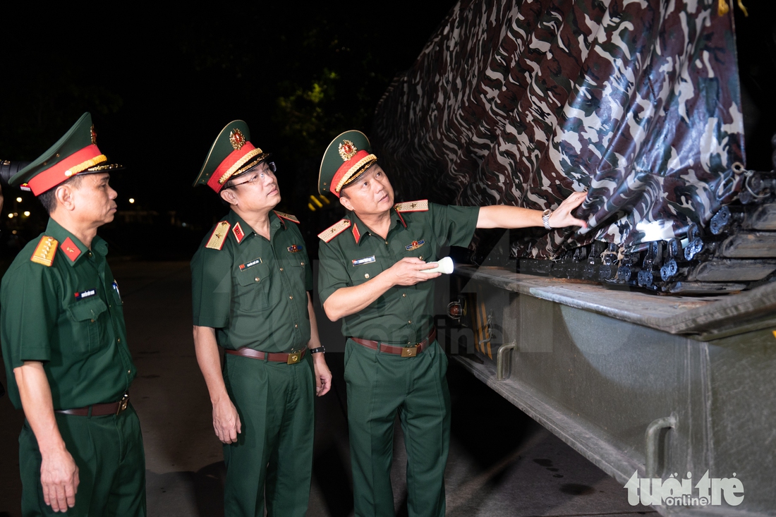 Đêm nay, dàn khí tài quân sự tiến về trung tâm Hà Nội sẵn sàng cho lễ diễu binh A80 - Ảnh 3.