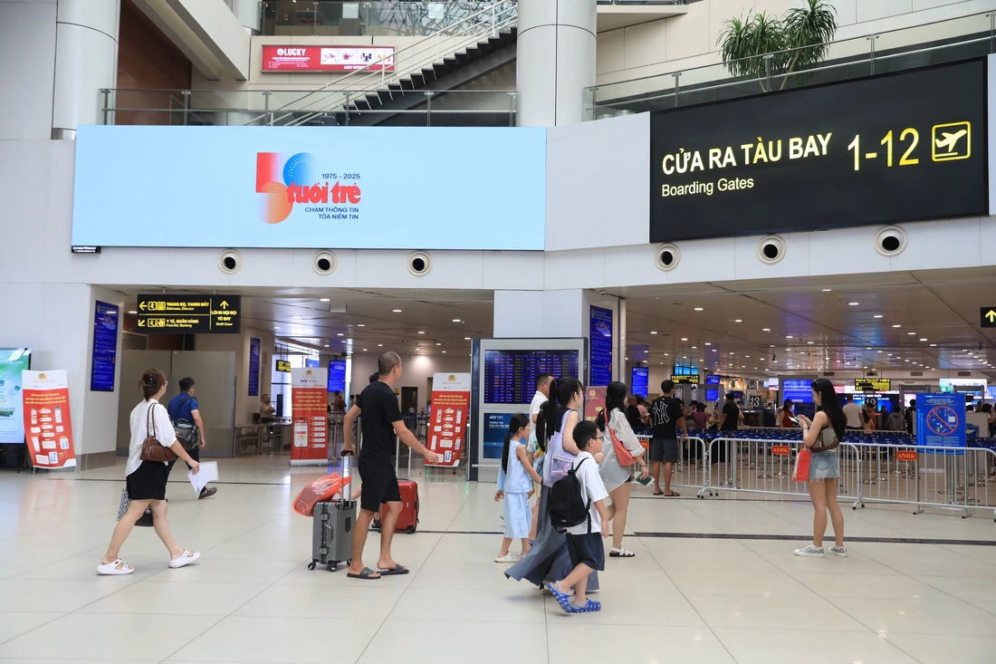 Logo kỷ niệm 50 năm thành lập báo Tuổi Trẻ xuất hiện ở sân bay, đường phố cả nước - Ảnh 15. báo Tuổi Trẻ - Ảnh 15.