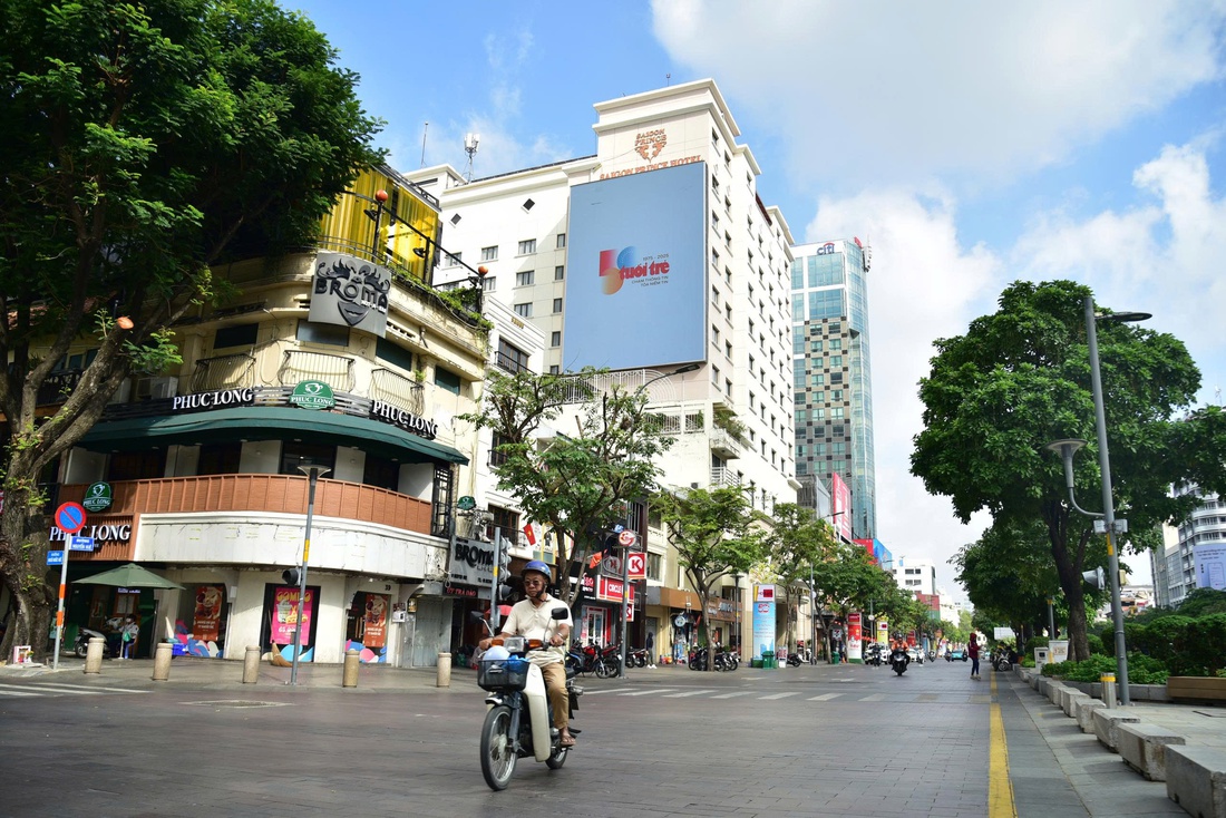 Logo kỷ niệm 50 năm thành lập báo Tuổi Trẻ xuất hiện ở sân bay, đường phố cả nước - Ảnh 6. báo Tuổi Trẻ - Ảnh 6.