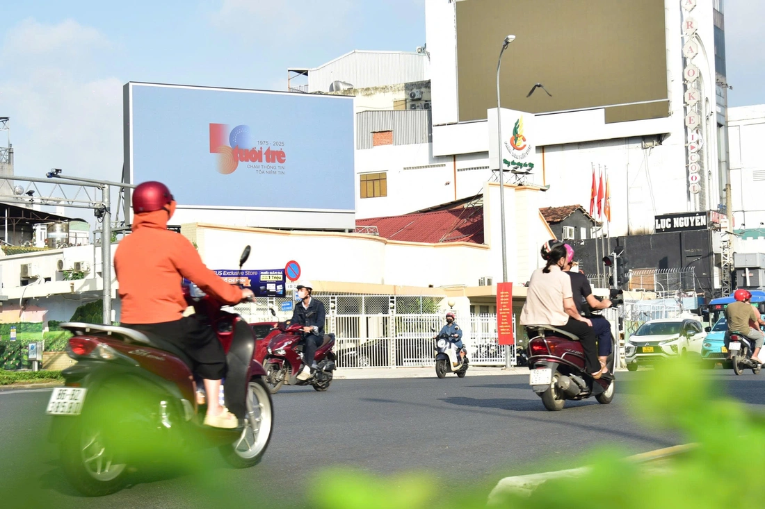 Logo kỷ niệm 50 năm thành lập báo Tuổi Trẻ xuất hiện ở sân bay, đường phố cả nước - Ảnh 1. báo Tuổi Trẻ - Ảnh 1.