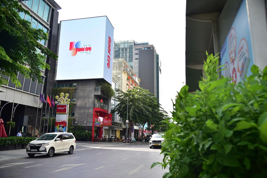 Logo kỷ niệm 50 năm thành lập báo Tuổi Trẻ xuất hiện ở sân bay, đường phố cả nước - Ảnh 5. báo Tuổi Trẻ - Ảnh 5.