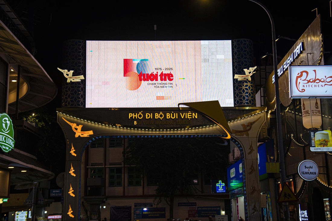 Logo kỷ niệm 50 năm thành lập báo Tuổi Trẻ xuất hiện ở sân bay, đường phố cả nước - Ảnh 10. báo Tuổi Trẻ - Ảnh 10.