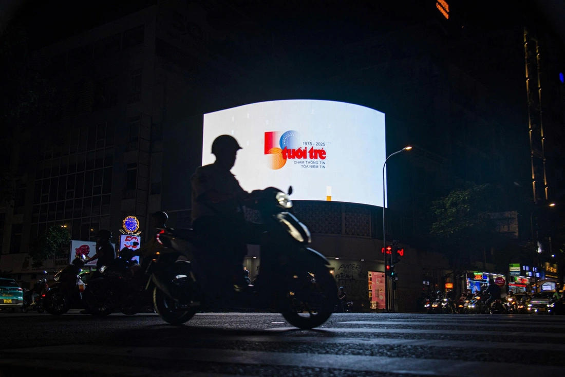Logo kỷ niệm 50 năm thành lập báo Tuổi Trẻ xuất hiện ở sân bay, đường phố cả nước - Ảnh 12. báo Tuổi Trẻ - Ảnh 12.