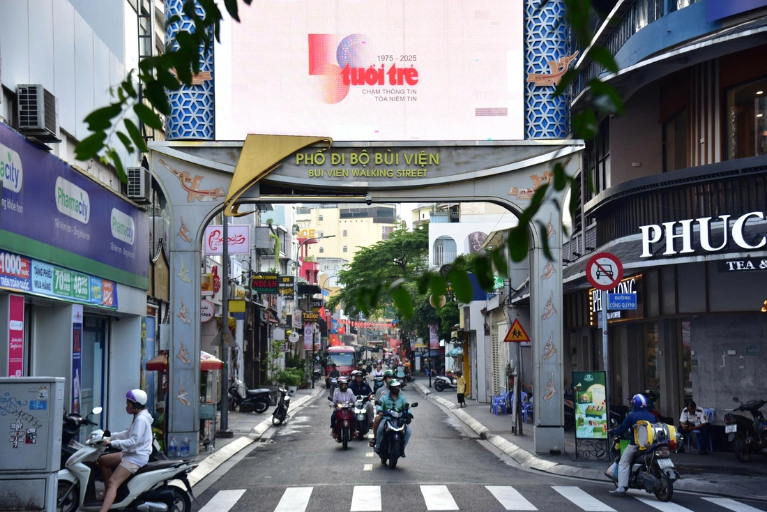 Logo kỷ niệm 50 năm thành lập báo Tuổi Trẻ xuất hiện ở sân bay, đường phố cả nước - Ảnh 8. báo Tuổi Trẻ - Ảnh 8.