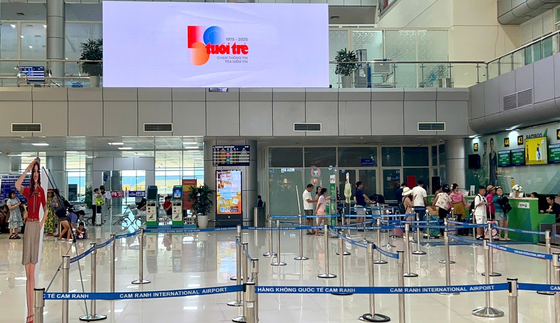 Logo kỷ niệm 50 năm thành lập báo Tuổi Trẻ xuất hiện ở sân bay, đường phố cả nước - Ảnh 4. báo Tuổi Trẻ - Ảnh 4.