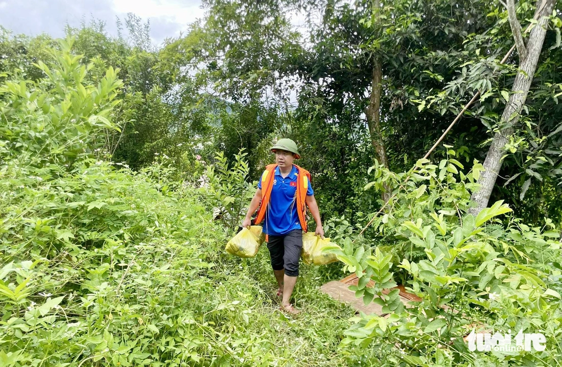 Bộ đội, công an, thanh niên cõng mì gói, nước sạch... cứu trợ bà con bị mưa lũ cô lập - Ảnh 4.