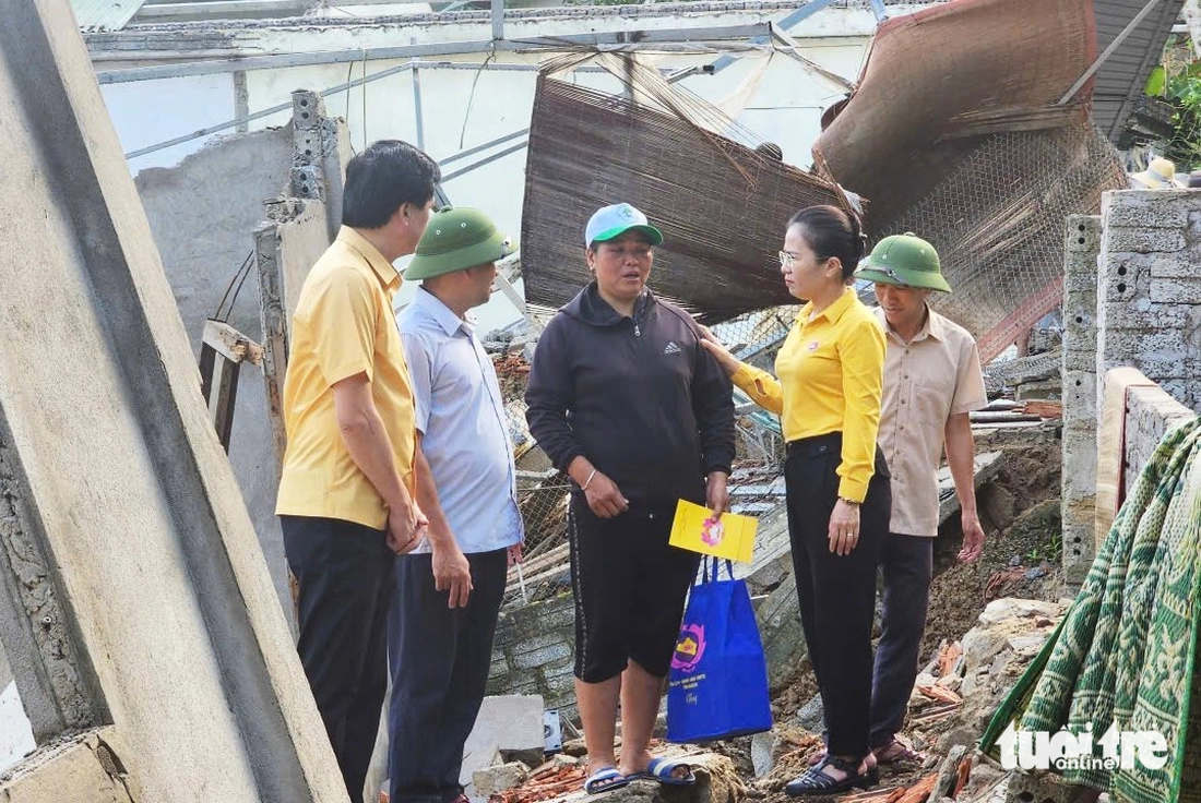 Bộ đội, công an, thanh niên cõng mì gói, nước sạch... cứu trợ bà con bị mưa lũ cô lập - Ảnh 5.