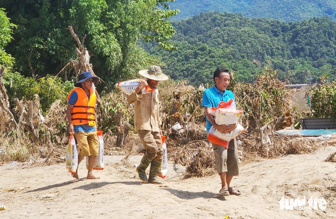 Bộ đội, công an, thanh niên cõng mì gói, nước sạch... cứu trợ bà con bị mưa lũ cô lập - Ảnh 12.
